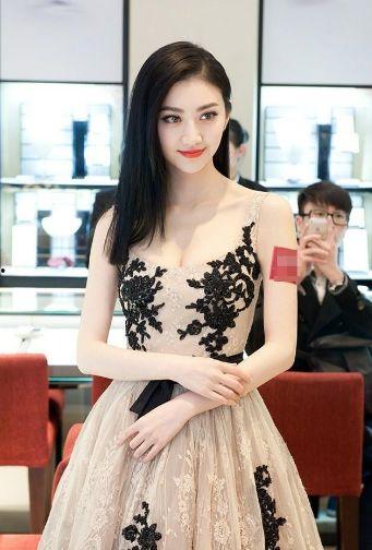 娱乐吃瓜酱身材比例